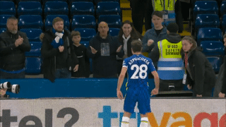 Đội trưởng Chelsea cãi nhau tay đôi với CĐV nhà sau trận thua Arsenal 