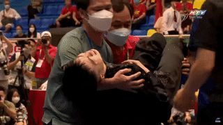 Nóng: VĐV Văn Phương môn Wushu chấn thương nặng, được bế ra khỏi sàn đấu 