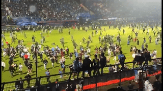 Video: Hàng nghìn CĐV giẫm đạp trong hoảng loạn khiến 125 người chết ở giải bóng đá VĐQG Indonesia 