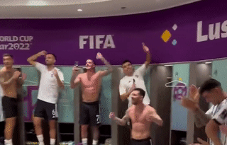 Đột nhập phòng thay đồ, xem Messi và đồng đội ăn mừng như vô địch sau trận thắng Mexico