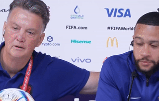 Ngôi sao Hà Lan hoảng hốt vì bị HLV Van Gaal đòi hôn môi trước trận gặp Argentina 