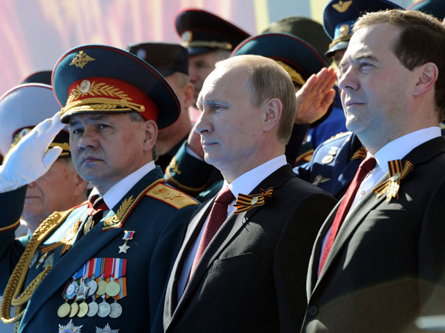Tổng thống Nga Vladimir Putin (đứng giữa) tại lễ kỷ niệm Ngày Chiến thắng. Ảnh: NewsRu