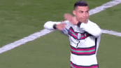 Bị 'cướp' bàn thắng, Ronaldo nổi điên vứt băng đội trưởng