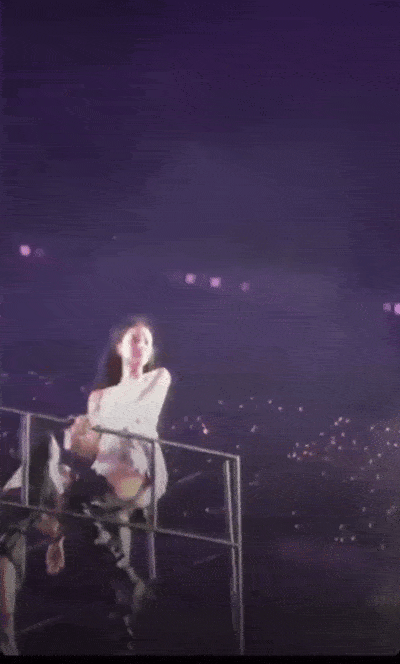 BlackPink nhảy dưới trời mưa tầm tã, Jennie gặp sự cố ảnh 2