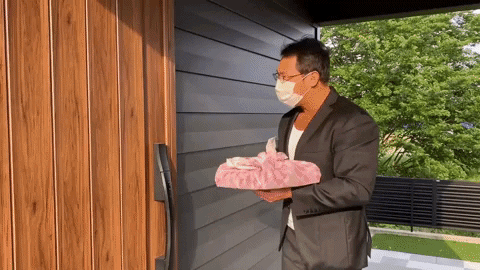 Tiệm sushi dùng shipper 6 múi lực lưỡng giao hàng gây xôn xao mạng xã hội