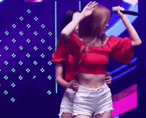 Showbiz 26/5: Nữ ca sĩ Hàn bị bạn diễn tấn công ngay trên sân khấu