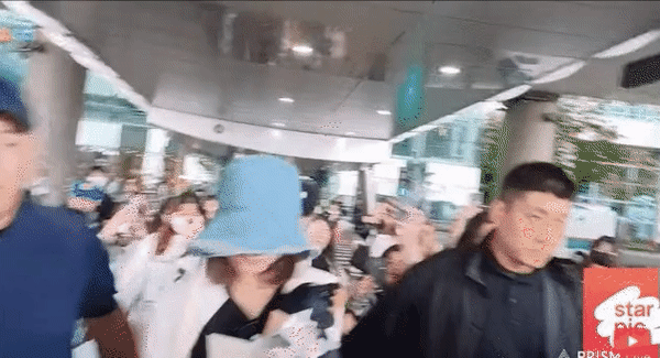 Lisa (BlackPink) gây náo loạn sân bay ảnh 3