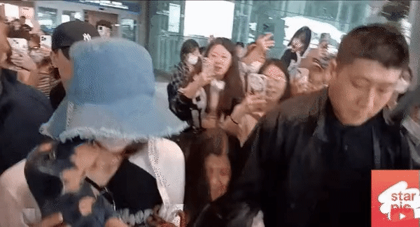 Lisa (BlackPink) gây náo loạn sân bay ảnh 4