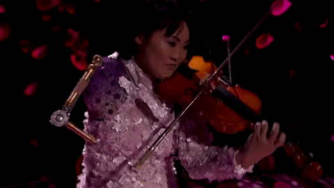 Người phụ nữ mất một tay trở thành nghệ sĩ violin nổi tiếng