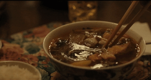 Tô canh chua, cốc trà đá và diễn viên Hồng Đào trong bộ phim hot toàn cầu ảnh 1