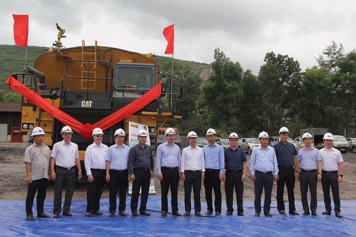 TKV đưa xe tưới nước dập bụi chuyên dụng lớn nhất Việt Nam vào sử dụng ảnh 1