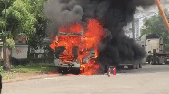 Xe container bốc cháy ngùn ngụt trong khu công nghiệp Sóng Thần