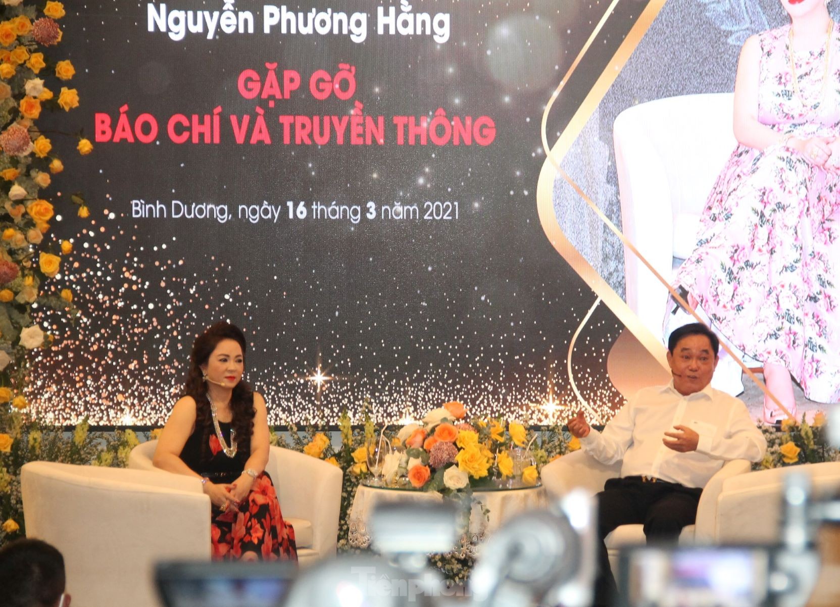 Bà Nguyễn Phương Hằng 'nói lời cuối', hàng trăm youtobe và lực lượng an  ninh có mặt