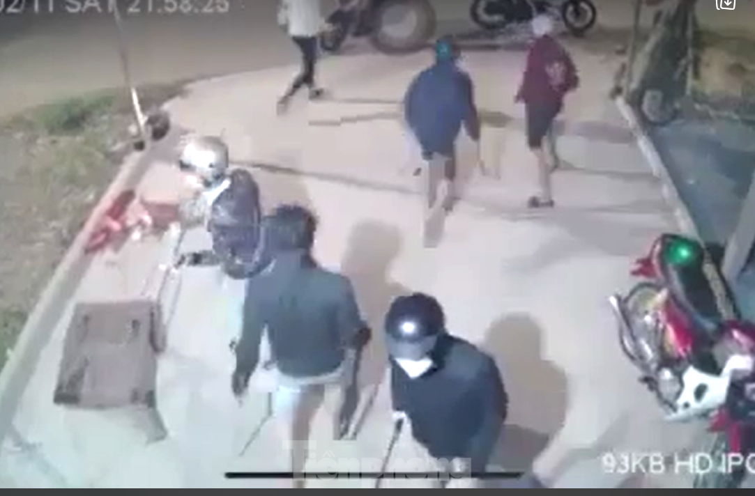 Bị nhóm người vác dao đến nhà vì nhắn tin 'nhạy cảm' với vợ bạn