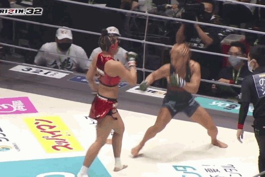Rena Kubota ra đòn hạ knock-out đối thủ.