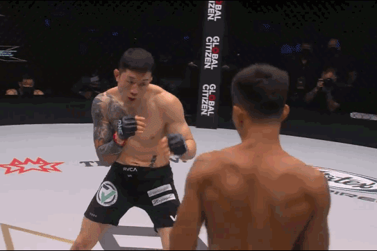 Kai Tang hạ knock-out Kim Jae Woong.