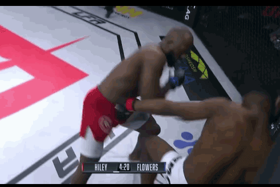 Darrius Flowers hạ gục đối thủ.