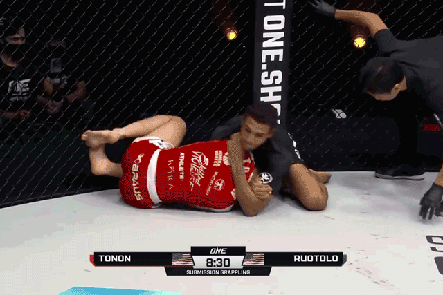 Tye Ruotolo siết cổ Garry Tonon.