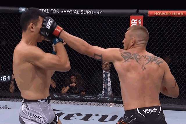 Dustin Jacoby đấm gục Da Un Jung.