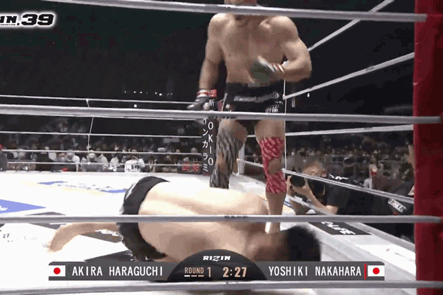 Yoshiki Nakahara đá gục đối thủ.