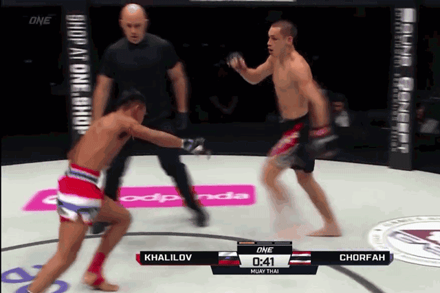 Tagir Khalilov đá gục Chorfah Tor Sangtiannoi.