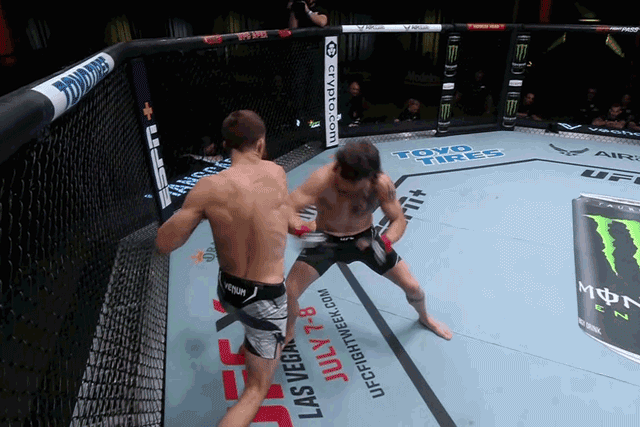 Jim Miller đấm gục Jesse Butler.