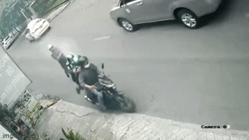 Bị xịt hơi cay, chiến sĩ công an nén đau truy đuổi tóm gọn nghi can trộm xe máy