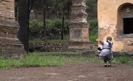 Xem cậu bé kungfu 9 tuổi thể hiện các động tác võ thuật điêu luyện