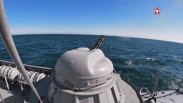 Xem tàu chiến Nga tiêu diệt các mục tiêu trên biển và trên không ở Biển Caspi