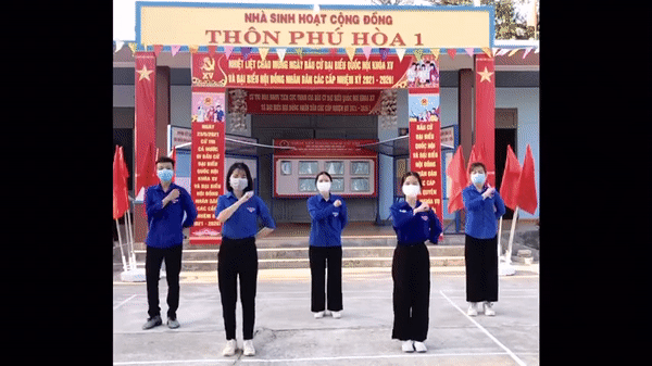 Áo đoàn thanh niên tưng bừng với ‘Vũ điệu đi bầu’