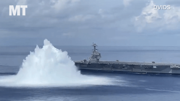 Tàu sân bay USS Gerald R. Ford trong vụ thử khả năng chịu đựng bằng 18 tấn thuốc nổ. (Ảnh: US Navy)