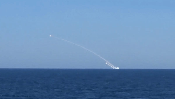 Tàu ngầm Nga bắn liên tiếp 4 tên lửa Kalibr vào Ukraine