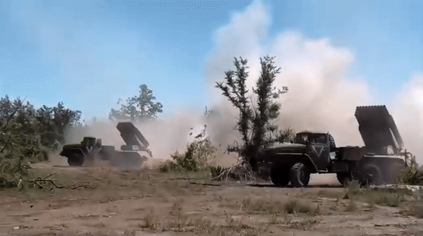 Nga phóng &apos;mưa tên lửa&apos; vào các mục tiêu quân sự của Ukraine