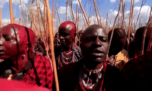 Choáng với cảnh 15.000 người Kenya tụ tập trong lễ thăng cấp trưởng lão