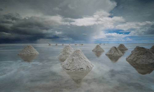 Chiêm ngưỡng vẻ đẹp siêu thực của cánh đồng muối lớn nhất thế giới