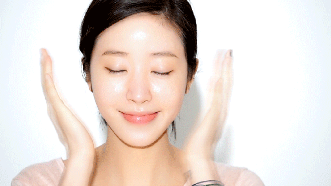 Da mất nước rất dễ bị nhầm với da khô, vậy làm thế nào để phân biệt được đây? ảnh 2
