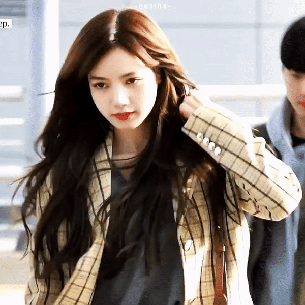 Cứ ngỡ Lisa BLACKPINK để tóc mái che nhược điểm, hóa ra rẽ tóc khoe trán còn xinh yêu hơn ảnh 4