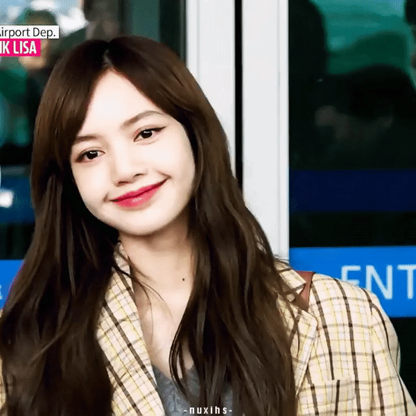 Cứ ngỡ Lisa BLACKPINK để tóc mái che nhược điểm, hóa ra rẽ tóc khoe trán còn xinh yêu hơn ảnh 3