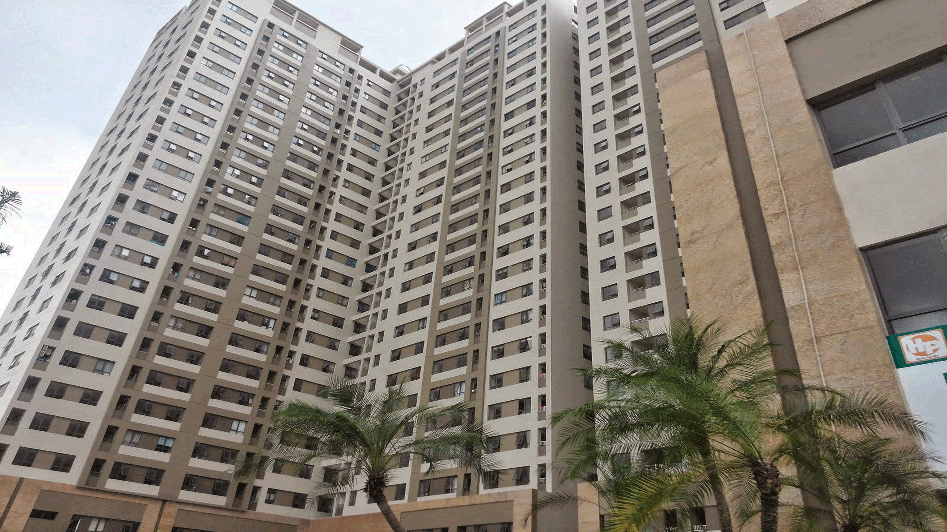Lịch trình di chuyển của nhân viên ngân hàng mắc COVID-19 tại Hà Nội: Tiếp xúc với nhiều đồng nghiệp, đi siêu thị ảnh 1