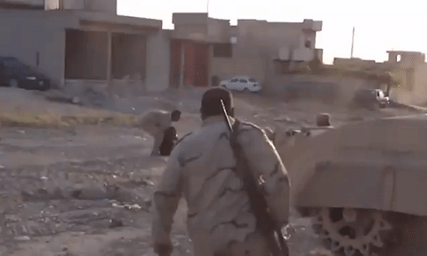 Binh sĩ Iraq liều mình cứu mạng cụ bà giữa làn đạn của IS