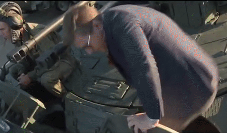 Phóng viên Nga đi nhờ xe chiến đấu ‘Kẻ hủy diệt 3’ đến lễ duyệt binh