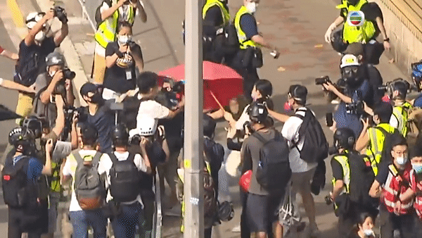 Cảnh sát Hong Kong lên máy bay truy bắt người biểu tình