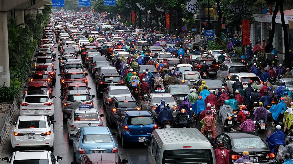 Dân Sài Gòn quay cuồng trong cảnh kẹt xe đường ngập cây đổ