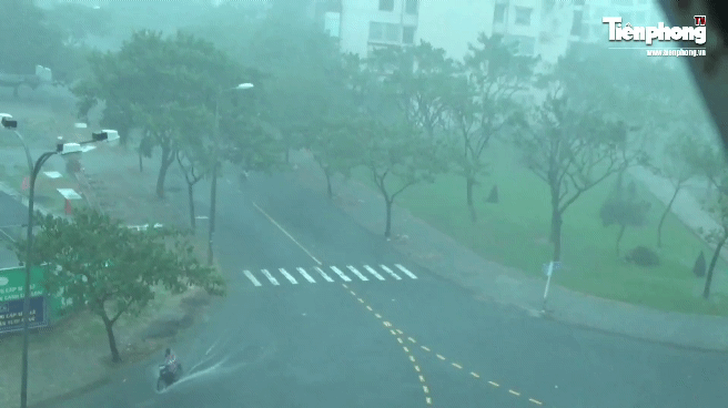 Hình ảnh Đà Nẵng gió lốc, mưa lớn kèm sấm chớp do ảnh hưởng của bão số 5