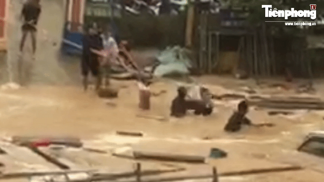VIDEO: Kinh hãi giây phút nước lũ cuồn cuộn xoá sổ 14 hộ dân ở Trà Leng