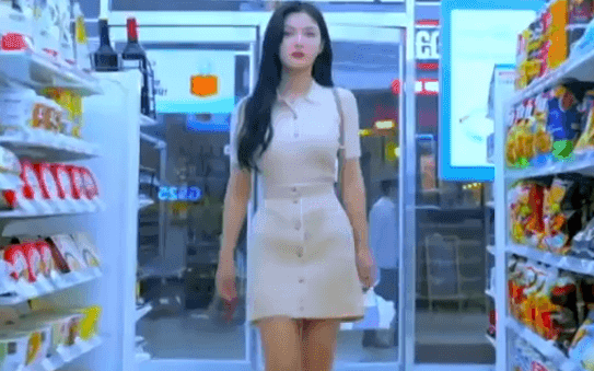 Khổ như Kim Yoo Jung: Vóc dáng nuột nà mà cứ diện đồ ôm sát là bị dân tình “ném đá“ ảnh 5