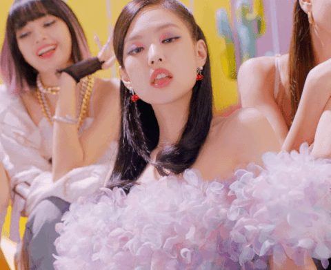 Có bất công cho Jennie (BLACKPINK) khi bị tố "sao chép Ariana Grande" vì hành động này? ảnh 3