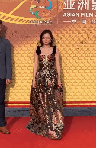 Dương Mịch diện giày thể thao lên thảm đỏ: Cá tính, mạnh mẽ hay thiếu phép tắc, chơi trội? ảnh 9