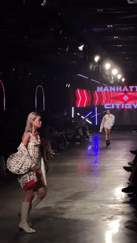 Lần đầu đi catwalk, hotgirl “Trứng rán cần mỡ” Trần Thanh Tâm đã gặp ngay tai nạn sàn diễn ảnh 5
