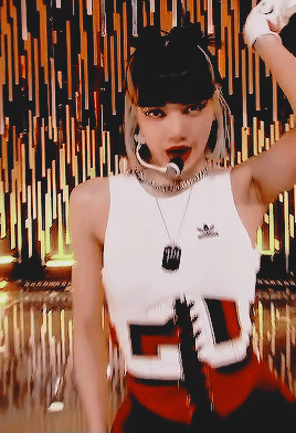 Hỏi nhanh đáp gọn với Lisa: Thứ gì quan trọng hơn cả tóc mái trị giá 200 tỷ đồng? ảnh 2